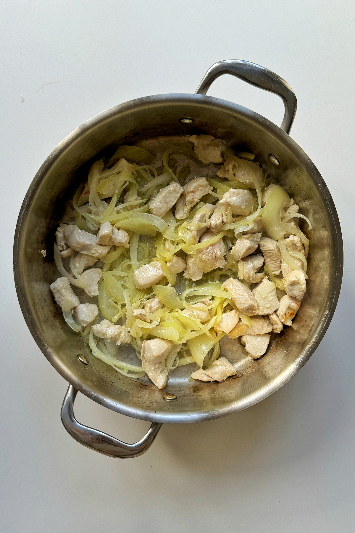 Frying chicken with onions and garlic.