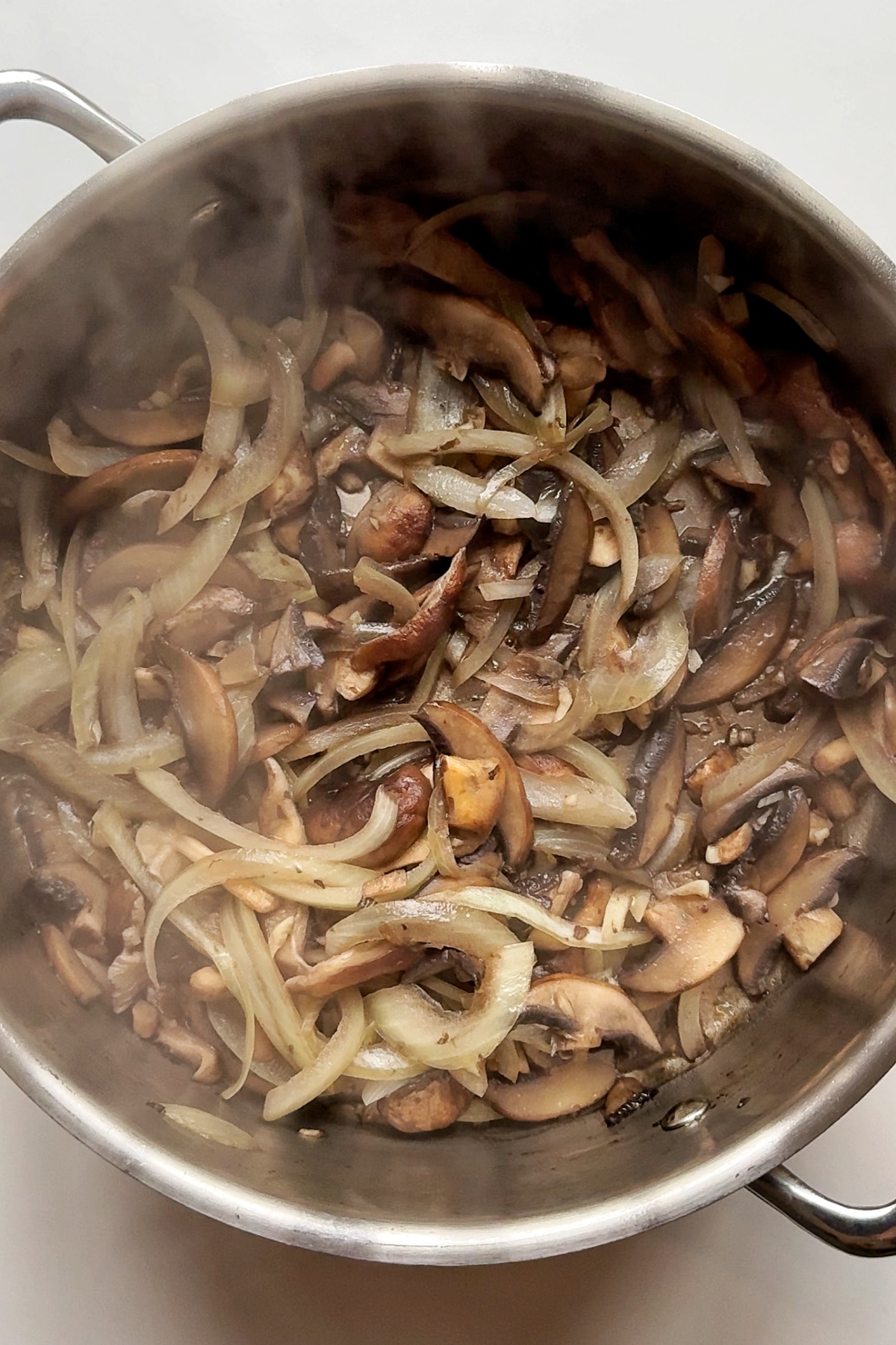 Frying mushrooms with garlic and mushrooms.