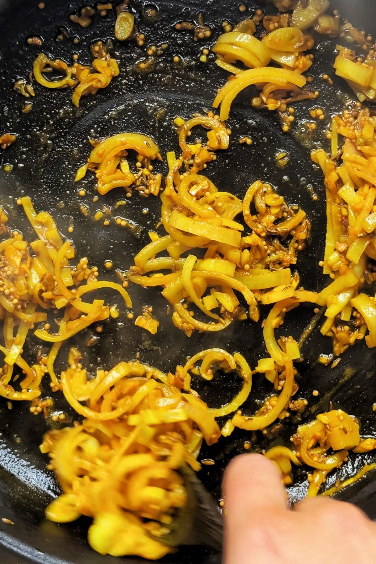 Frying the shallots, garlic, ginger, with spices.