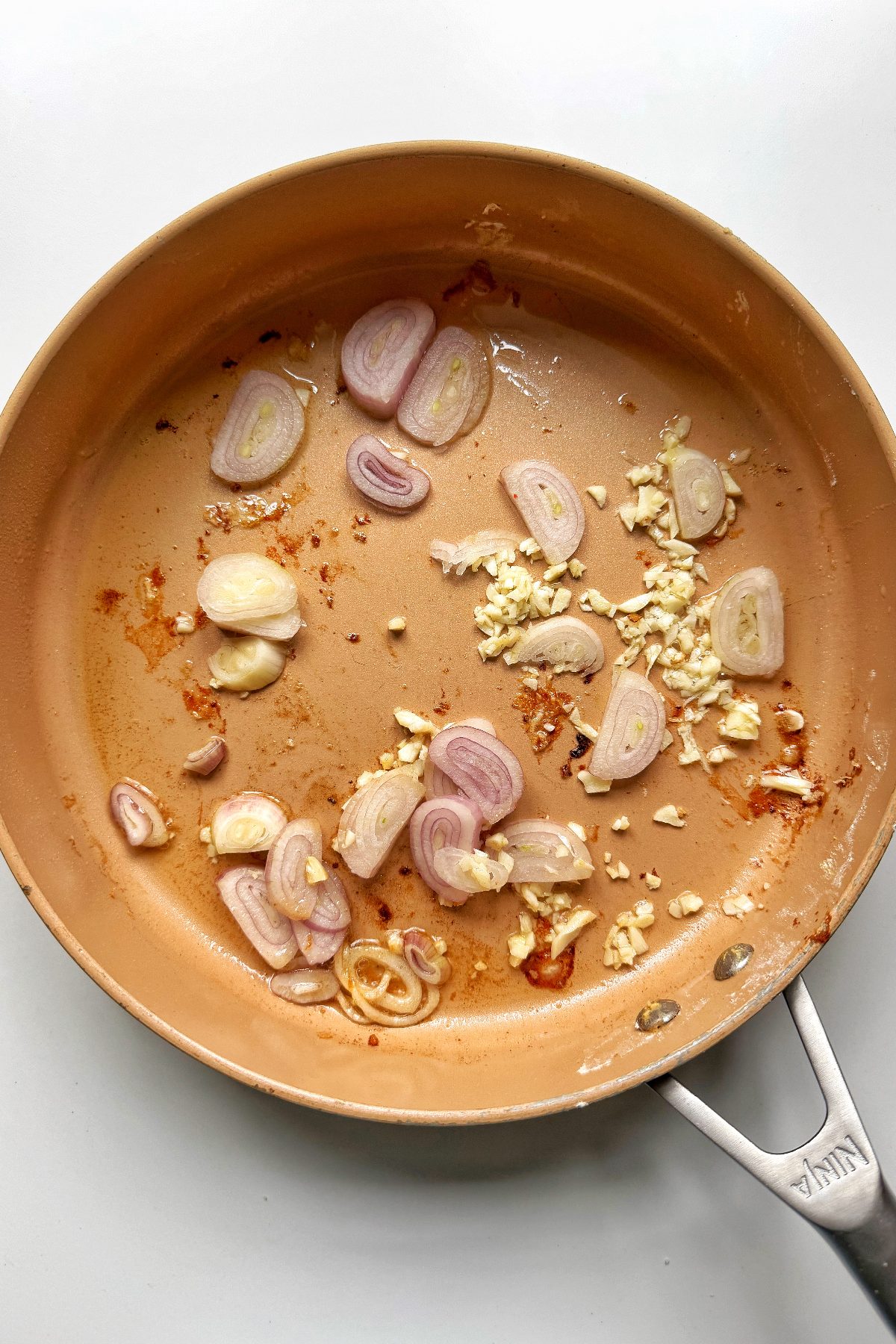 Frying shallots and garlic in pan.