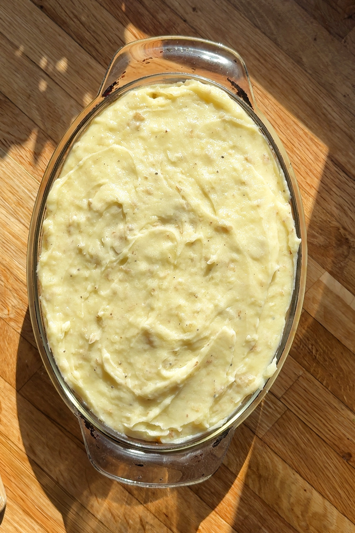 Topping with mashed potatoes.
