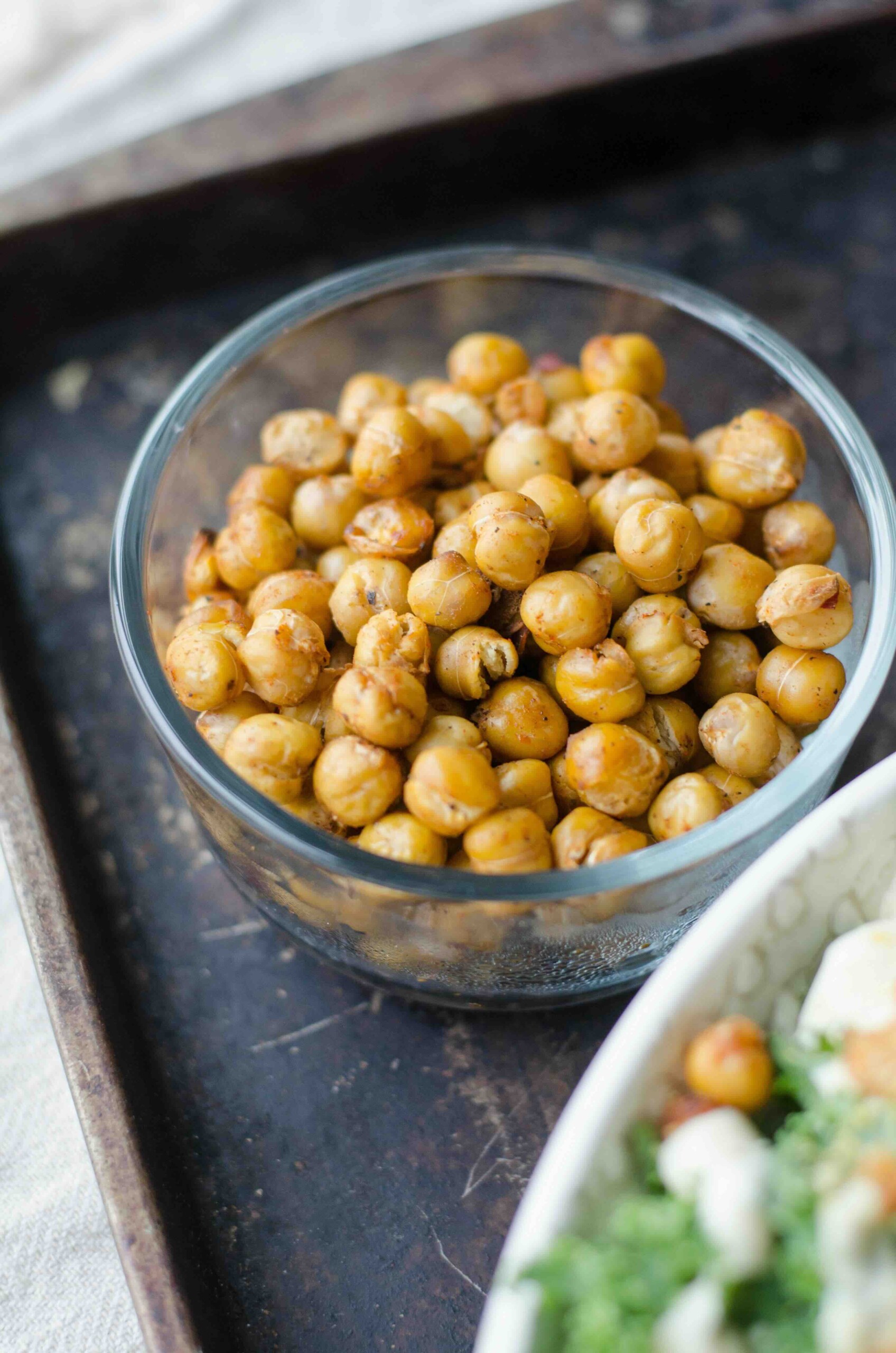 A bowl of crunchy roasted chickpeas.