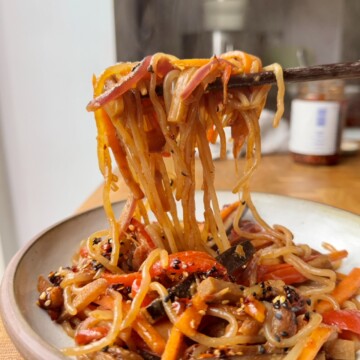 Konjac noodle pull.