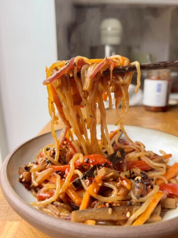 Konjac noodle pull.